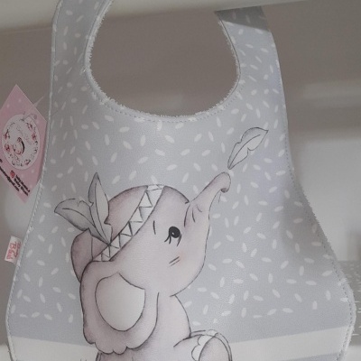 Babete cinzenta com desenho de elefante e pequenos traços brancos