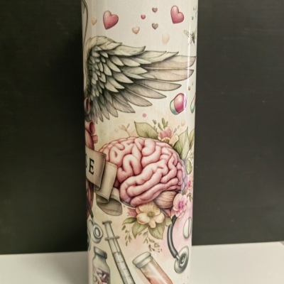 Copo alto branco com ilustrações médicas e decorativas coloridas