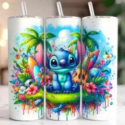Copos térmicos brancos com personagem azul e motivos tropicais coloridos.