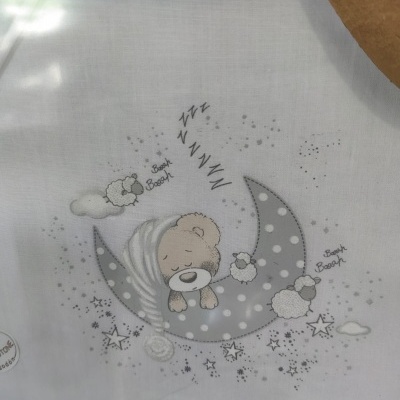 Tecido branco com ursinho a dormir numa lua e ovelhas em tons cinza e bege