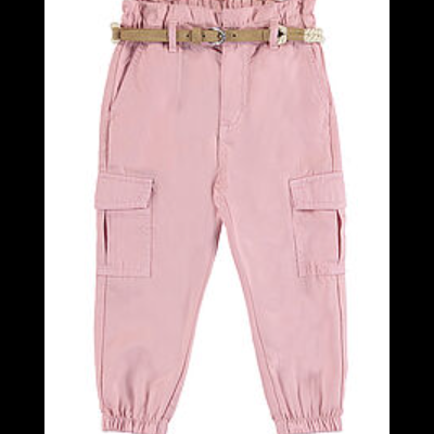 Calças cargo cor-de-rosa com cinto bege e bolsos laterais