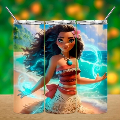 Três copos altos com canudos decorados com imagem da personagem Moana e elementos do mar