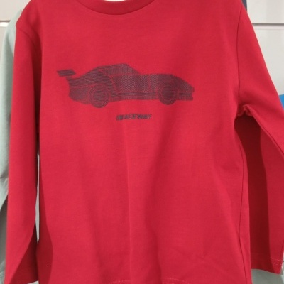 Camisola vermelha de criança com estampa de carro preto