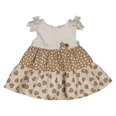Vestido infantil com padrões de bolinhas e corações e aplique de ursinho.