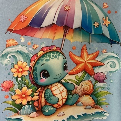 Camisola azul clara com tartaruga e sombrinha colorida