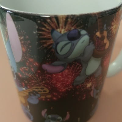 Caneca branca com decoração de Stitch e fogos de artifício