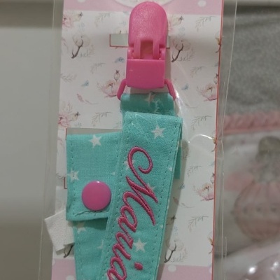 Prendedor de biberão azul com estrelas e nome Maria bordado