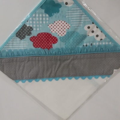 Toalha de banho para bebé com capuz colorido e padrão de nuvens