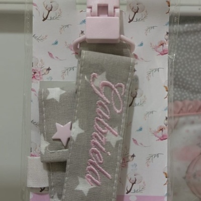 Prendedor de chupeta cinza estampado com estrelas brancas e nome bordado com clip rosa