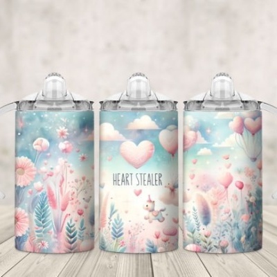 três biberões coloridos com desenhos de corações e flores e texto 'HEART STEALER'