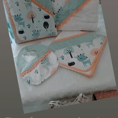 Conjunto de toalha, babete e mantas para bebé com estampa de cervos e árvores e acabamento em renda cor de pêssego