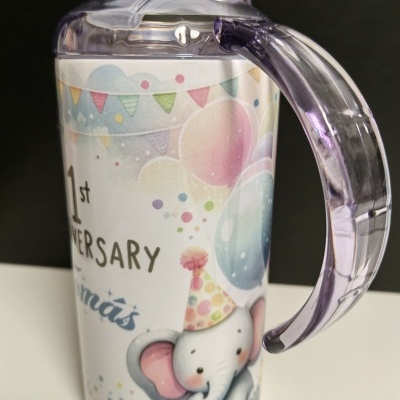 Copo de plástico com tampa roxa e decoração infantil com elefante e balões