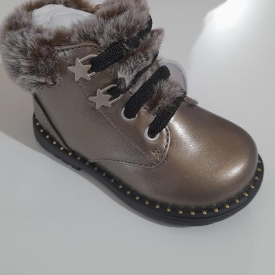 Bota infantil castanho metálico com pelo, atacadores pretos e sola com tachas douradas