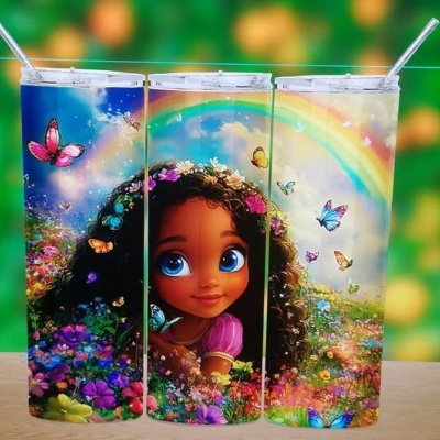 Copo térmico colorido com desenho de menina, borboletas e arco-íris