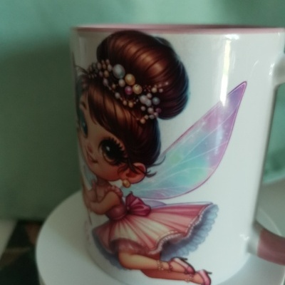 Caneca com ilustração de fada em estilo cartoon