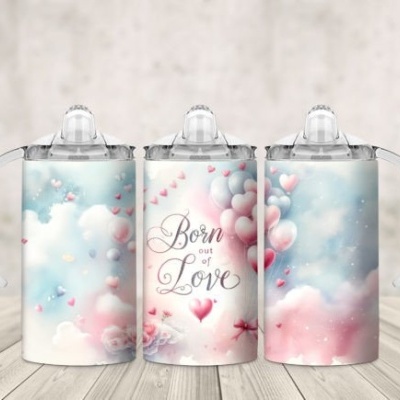 Três garrafas plásticas para bebés decoradas com nuvens e corações e texto Born out of Love