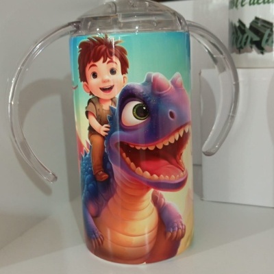 Copo infantil com tampa e imagens de menino e dinossauro colorido