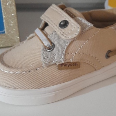 Ténis infantil bege claro com sola branca e fecho em velcro