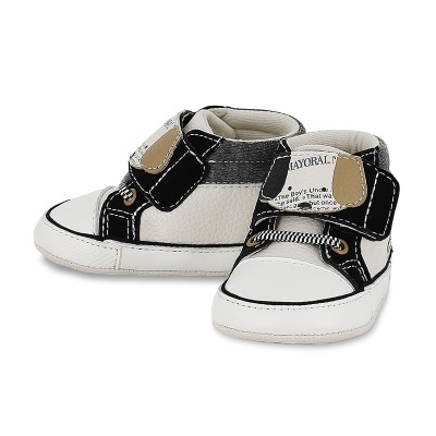 Sapatos de bebé branco com detalhes pretos e fecho de velcro