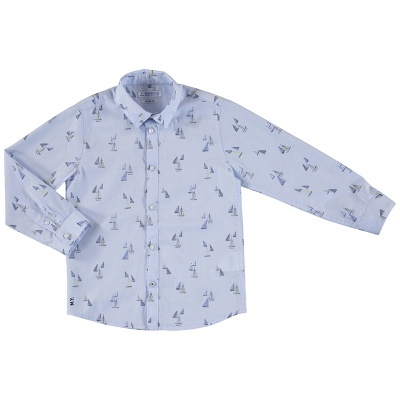 Camisa azul clara com padrão de barcos à vela e botões