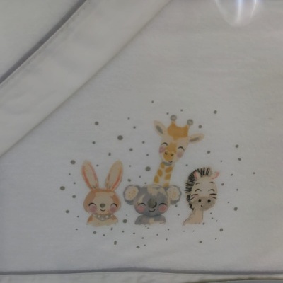 Toalha branca para bebé com capuz e ilustrações de animais sorridentes