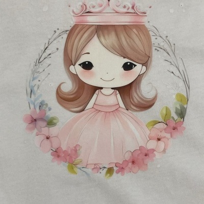 T-shirt branca com estampa de uma menina princesa rosa e flores