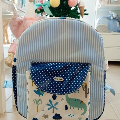 Mochila infantil azul e branca com bolso frontal estampado