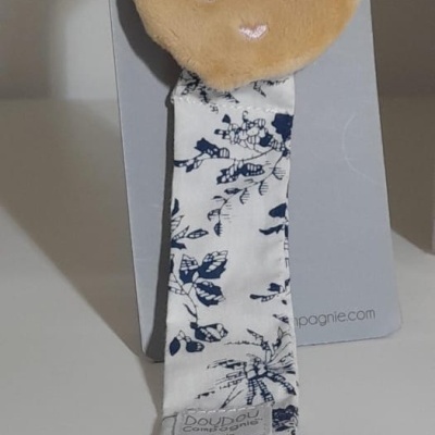 Chupeta com cabeça de coelho e suporte de tecido estampado em azul e branco