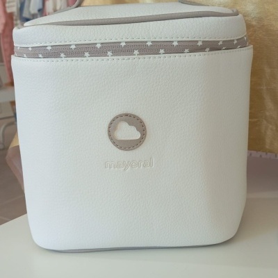 Mala branca em pele sintética com padrão cinza de pequenas árvores e logotipo Mayoral