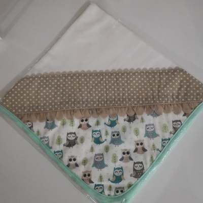 Toalha de banho para bebé com estampado de corujas e acabamento bege e verde clara