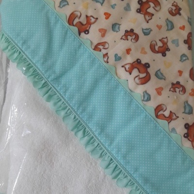 Toalha branca para bebé com capuz estampado de raposas e coração, folho verde água