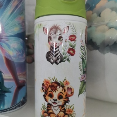 Garrafa térmica branca com ilustrações de zebra e tigre bebés, tampa rosa e verde