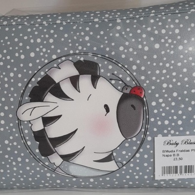 Travesseiro cinzento com padrão de círculos brancos e desenho de zebra sorridente