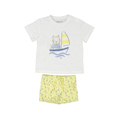 Conjunto infantil com t-shirt branca com estampa de cão e barco e calções amarelos com padrão náutico