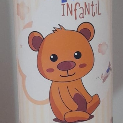 Embalagem cylindrical branca com design geométrico e etiqueta colorida com desenho de urso e texto kukette infantil