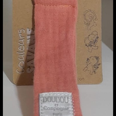 Clipe para chupeta com cabeça de animal e suporte em tecido salmão com silicone com bolinhas