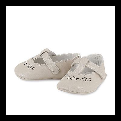 Sapatinhos de bebé bege com fecho de velcro e detalhe floral recortado