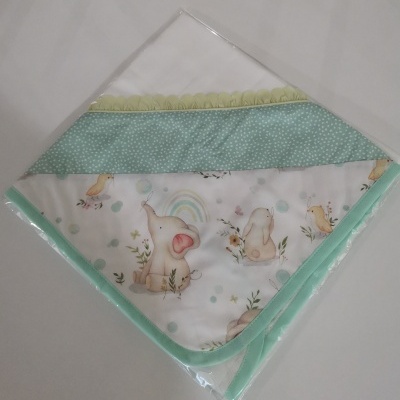 Manta de bebé com padrão de elefantes e passarinhos, borda verde água