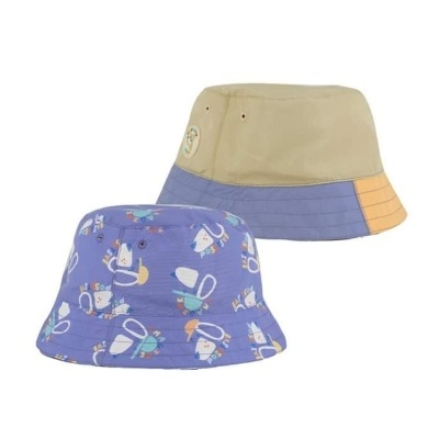 Dois chapéus de balde, um com padrão azul com desenhos coloridos e outro em tecido liso bege, azul e laranja