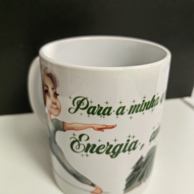 Caneca branca com ilustração e texto em verde