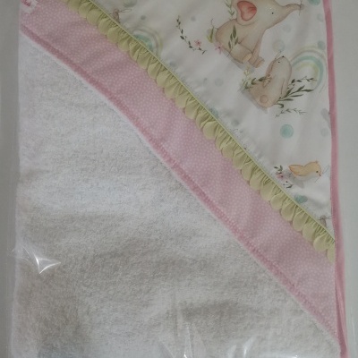 Toalha de banho para bebé branca com capuz estampado e detalhes em rosa e verde