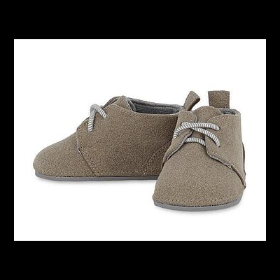 Sapatos de bebé castanhos com atacadores brancos e cinzentos
