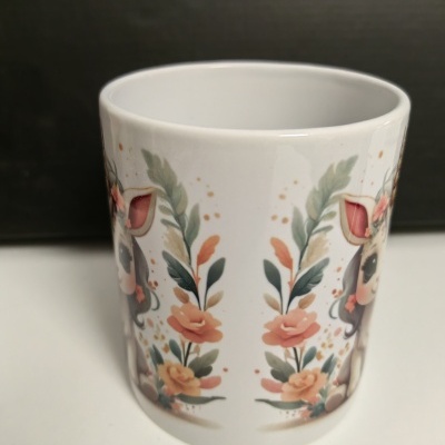 Caneca branca com desenho colorido de personagem e flores