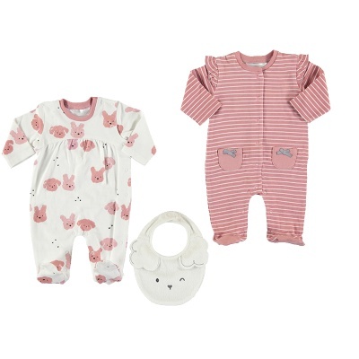 Conjunto de dois babygrows e um babete de bebé com padrões e cores rosa e branco.