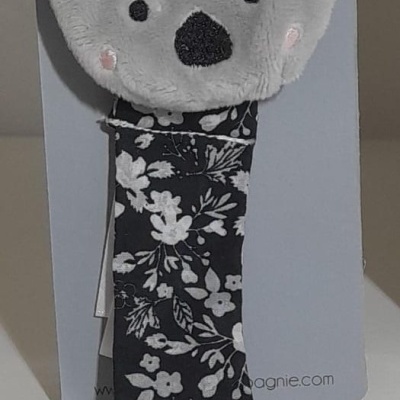 Produto para bebé Doudou Compagnie com peluche de urso cinzento e fita floral preta com branco