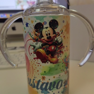 Garrafa infantil com desenho do Mickey Mouse e nome Gustavo