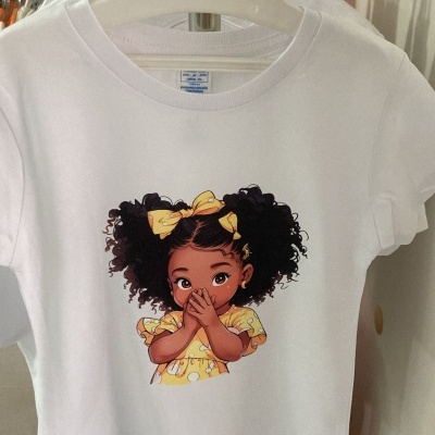 T-shirt branca para criança com estampa de menina com cabelo encaracolado e laço amarelo