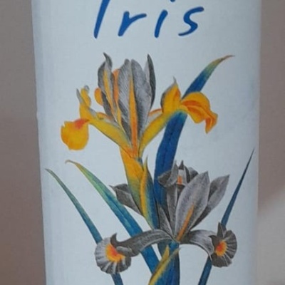 Embalagem cilíndrica branca com ilustração de flores de íris e texto Mikado Iris