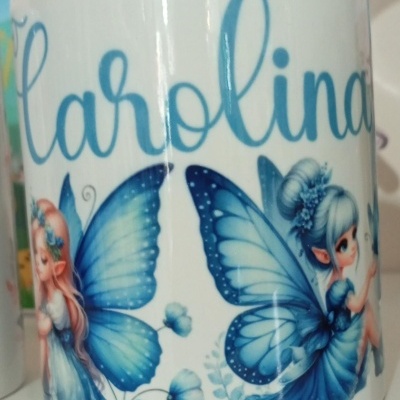 Caneca branca com ilustrações de fadas e texto 'Carolina' em azul