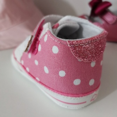 Ténis infantis rosa com bolinhas brancas e detalhes em glitter
